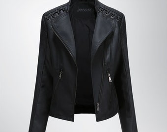 クロップドボレロ：バックル付きのユニークなレディースレザーバイカー