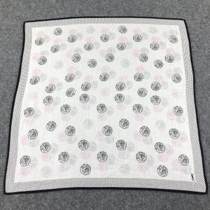 Peut inclure: Un foulard carré en soie blanc avec une bordure noire et un motif répété de roses noires et roses. Le foulard a un petit motif de pois noirs et blancs autour de la bordure.