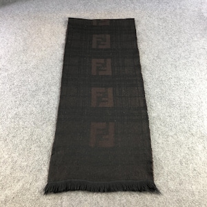 Può includere: Sciarpa di lana nera con un motivo a quadri marroni e neri e il logo "FENDI" ripetuto su tutta la superficie.