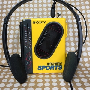 SONY WM-F75 スポーツウォークマン Red Sony Sports Walkman WM-F75 Cassette Tape Player AM/FM