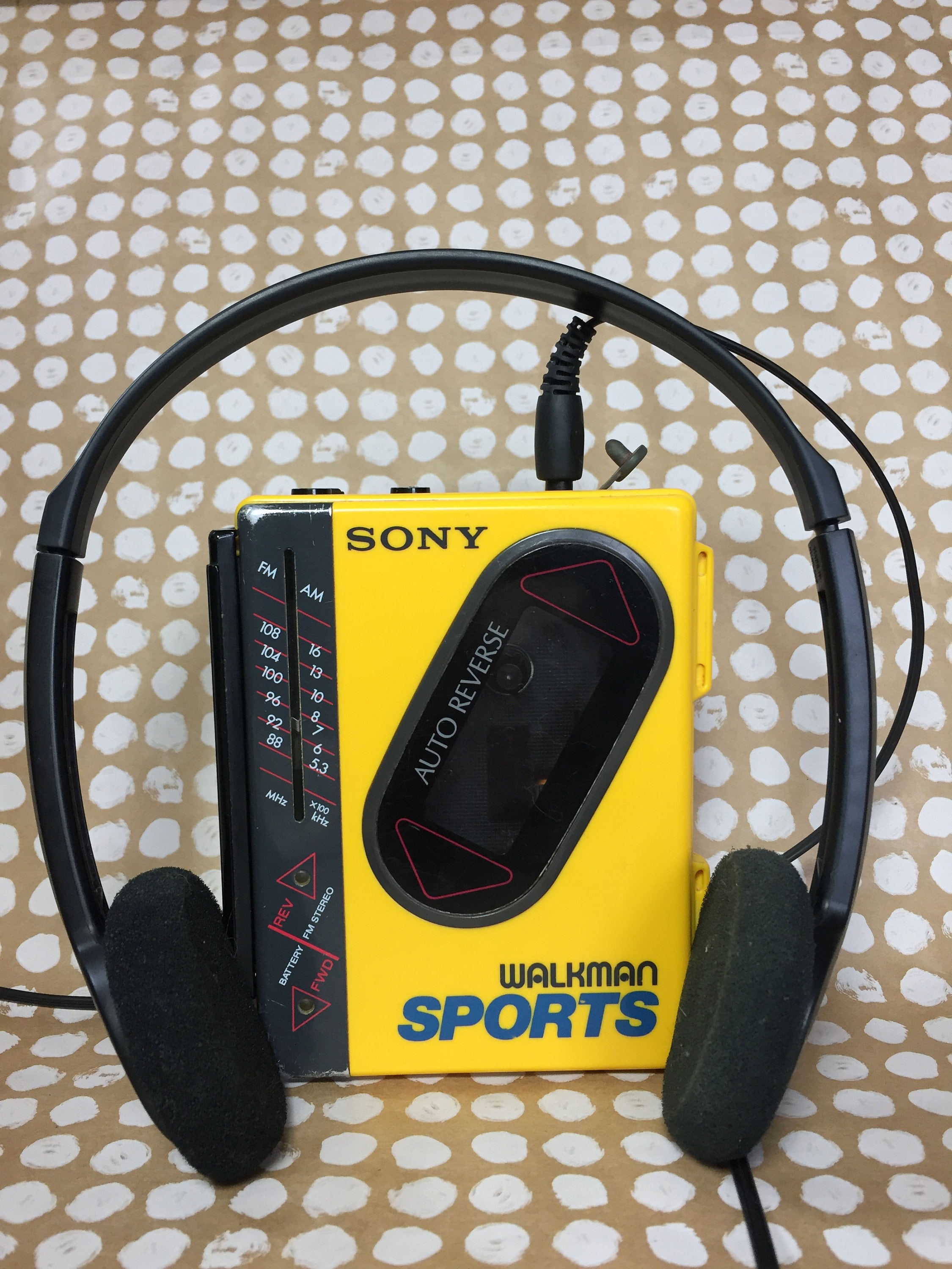 SONY WALKMAN SPORTS WM-F75（ジャンク） SONY SPORTS WALKMAN WM-F75 AM/FM Radio Stereo Cassette