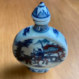 Frasco de rapé vintage chinês em porcelana azul e branca com guerreiro, detalhes em esmalte vermelho sob o vidrado, marca de recomendação Wanyu, item de tabacaria asiática