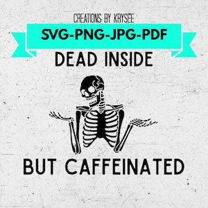 Może przedstawiać: Czarno-biały grafik przedstawiający szkielet z tekstem "Dead Inside But Caffeinated". Tekst "SVG-PNG-JPG-PDF" znajduje się na turkusowym banerze u góry obrazu.