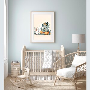 Puede incluir: Una habitaci&oacute;n de beb&eacute; con una cuna blanca, un caballito de balanc&iacute;n, una silla de mimbre y una impresi&oacute;n enmarcada de un elefante de dibujos animados con una corona y flores. La impresi&oacute;n est&aacute; en una pared azul claro.