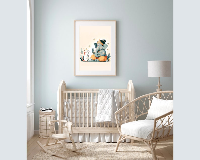 Puede incluir: Una habitaci&oacute;n de beb&eacute; con una cuna blanca, un caballito de balanc&iacute;n, una silla de mimbre y una impresi&oacute;n enmarcada de un elefante de dibujos animados con una corona y flores. La impresi&oacute;n est&aacute; en una pared azul claro.