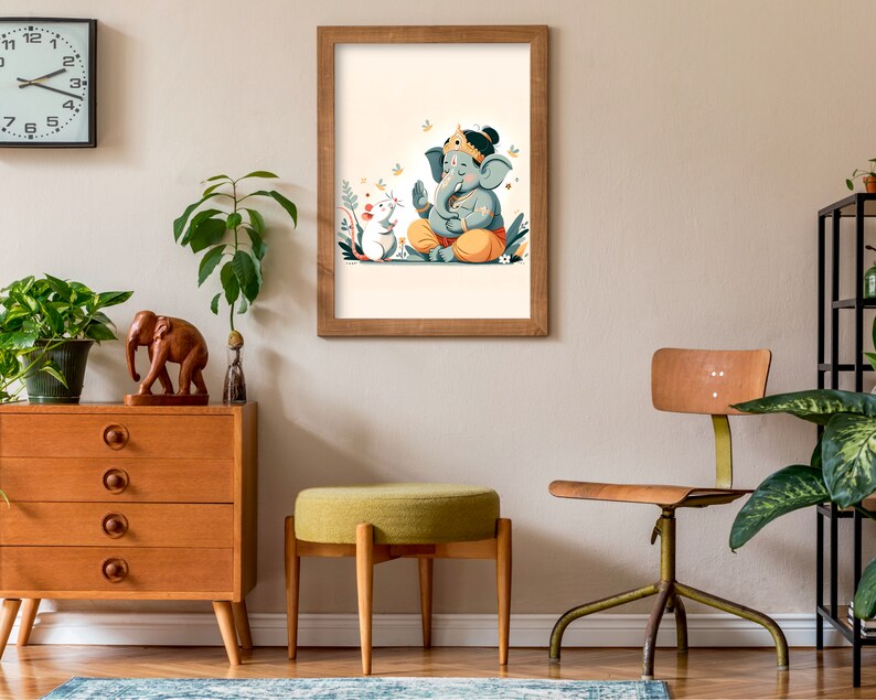 Puede incluir: Una ilustraci&oacute;n enmarcada de una deidad elefante azul con un atuendo amarillo y naranja, sentada con una rata blanca en un entorno floral verde y marr&oacute;n.