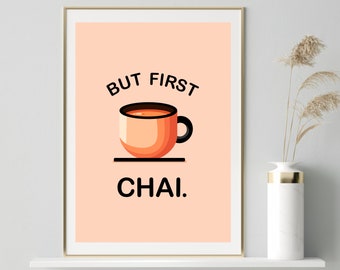 Puede incluir: Un póster de color melocotón con el texto "But first, chai." en letras negras. Una ilustración de dibujos animados de una taza de chai con un asa marrón está centrada en el póster.