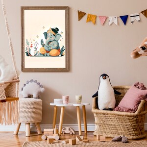Puede incluir: Una ilustraci&oacute;n colorida de Ganesha, el dios hind&uacute; de la sabidur&iacute;a y la prosperidad, con un rat&oacute;n a su lado. La ilustraci&oacute;n est&aacute; enmarcada y colgada en una pared de una guarder&iacute;a con un ping&uuml;ino de peluche, una jirafa y un columpio de madera.