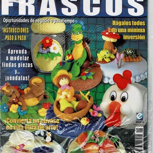 Puede incluir: Una portada de revista con el título "FRASCOS" en letras grandes azules. La portada presenta figuritas coloridas hechas a mano de arcilla polimérica, incluyendo una tortuga, un pollo, una niña en una cesta y un pingüino. El texto en la portada dice "Artes Manuales" y "Oportunidades de negocio o pasatiempo".