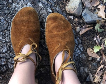Mocasines hechos a mano de piel de alce y búfalo: Pantuflas minimalistas que te conectan con la tierra.
