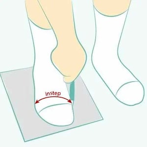 Puede incluir: Ilustraci&oacute;n que muestra c&oacute;mo medir el empeine de un pie. Un pie, con un calcet&iacute;n blanco, descansa sobre una superficie gris. La palabra "instep" se muestra con una flecha curva que indica el &aacute;rea de medici&oacute;n.