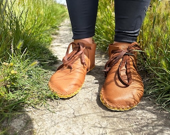 Mocasines hechos a mano de piel de alce y búfalo: Pantuflas minimalistas que te conectan con la tierra.