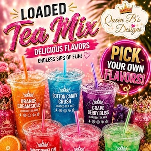Puede incluir: Cinco vasos de plástico transparente llenos de coloridas bebidas de té helado, cada uno con un logotipo de corona y texto que incluye Orange Creamsicle, Cotton Candy Crush y Grape Berry Bliss. El gráfico incluye el texto Loaded Tea Mix y Queen B's Designs.