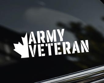 Può includere: Un adesivo in vinile bianco applicato sul finestrino scuro di un'auto. Il design presenta una foglia d'acero stilizzata sul lato sinistro, seguita dal testo "ARMY VETERAN" in grassetto con carattere stencil. Un piccolo logo a corona è visibile.