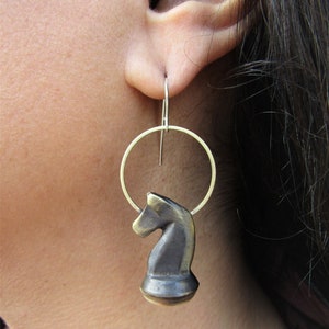 Pendientes de ajedrez desiguales: caballo y peón de bronce, ganchos de plata de ley