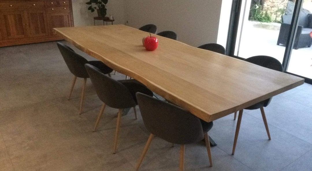 Grande Table en Bois Massif, Bords Naturel Vernis