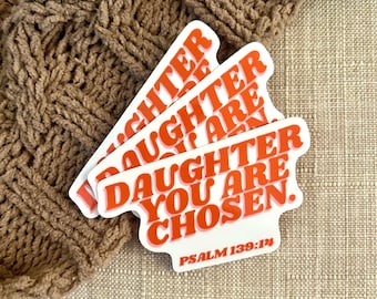 Puede incluir: Tres pegatinas con el texto "Daughter You Are Chosen. Psalm 139:14" en una fuente retro. Las pegatinas son de color naranja y rosa con contornos blancos.