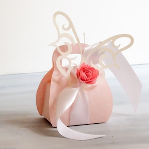 Boîte de friandises de sac à main avec papillon et rose SVG, boîte-cadeau, boîte à bonbons, bonbonnière de mariage, fichier coupé pour Cricut