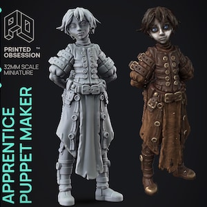 Puede incluir: Una miniatura de aprendiz de fabricante de marionetas a escala de 32 mm. La figura se muestra en dos poses, una en plástico gris y la otra pintada en marrón y dorado. La figura lleva un abrigo largo con cinturón y tiene una variedad de detalles, incluidos botones, hebillas y correas.