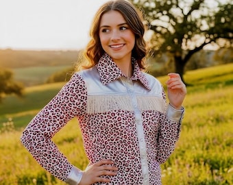 Camisa vaquera con estampado de guepardo: ropa de rodeo con flecos hecha a mano en rosa y plata