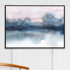 K&ouml;nnte beinhalten: Abstrakte Aquarellmalerei in Blau- und Rosat&ouml;nen. Das Gem&auml;lde zeigt eine Landschaft mit Wolken und Wasser.