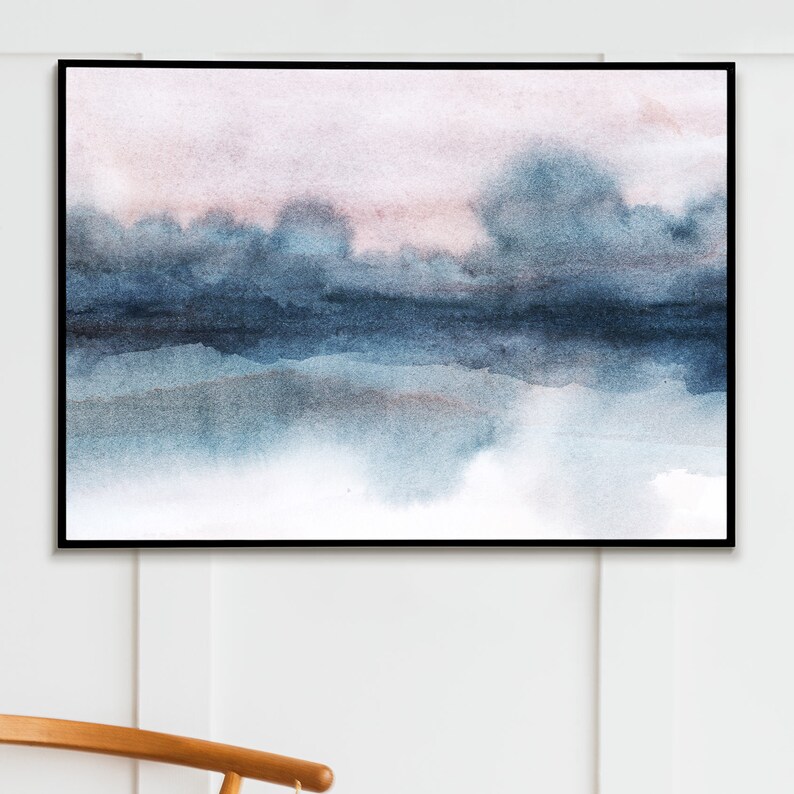 K&ouml;nnte beinhalten: Abstrakte Aquarellmalerei in Blau- und Rosat&ouml;nen. Das Gem&auml;lde zeigt eine Landschaft mit Wolken und Wasser.