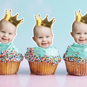 Pegatina editable para primer cumpleaños de bebé con foto y corona dorada para cupcakes. Decoraciones personalizadas para fiesta de primer cumpleaños, digitales o impresas.
