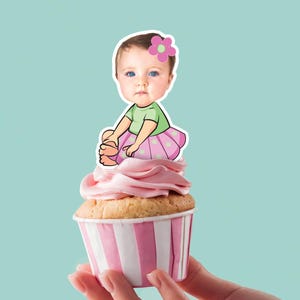 Personalisierter rosa Blumenaufkleber mit Geburtstagskind-Gesicht Blumen Kundenspezifisches Parteibevorzugungs-Kuchen-Deckel-Baby-Geburtstags-Tag Digital oder gedruckt