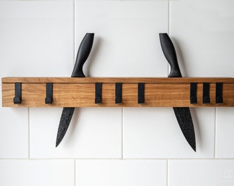 Porte-couteau de 60 cm de longueur avec cintres noirs, porte-couteau en bois, huit crochets métalliques, cintres mobiles, bois de chêne massif huilé, décor de cuisine