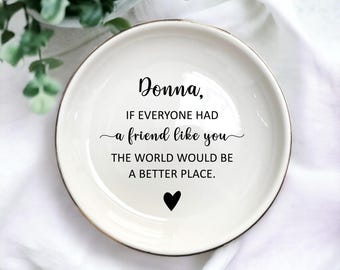 Könnte beinhalten: Eine weiße Keramik-Schmuckschale mit goldfarbenem Rand. Die Schale hat ein schwarzes Herz und den Text "Donna, IF EVERYONE HAD a friend like you THE WORLD WOULD BE A BETTER PLACE."
