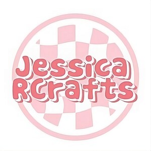 Puede incluir: Un c&iacute;rculo rosa y blanco a cuadros con el texto "Jessica RCrafts" en una fuente rosa en 3D.