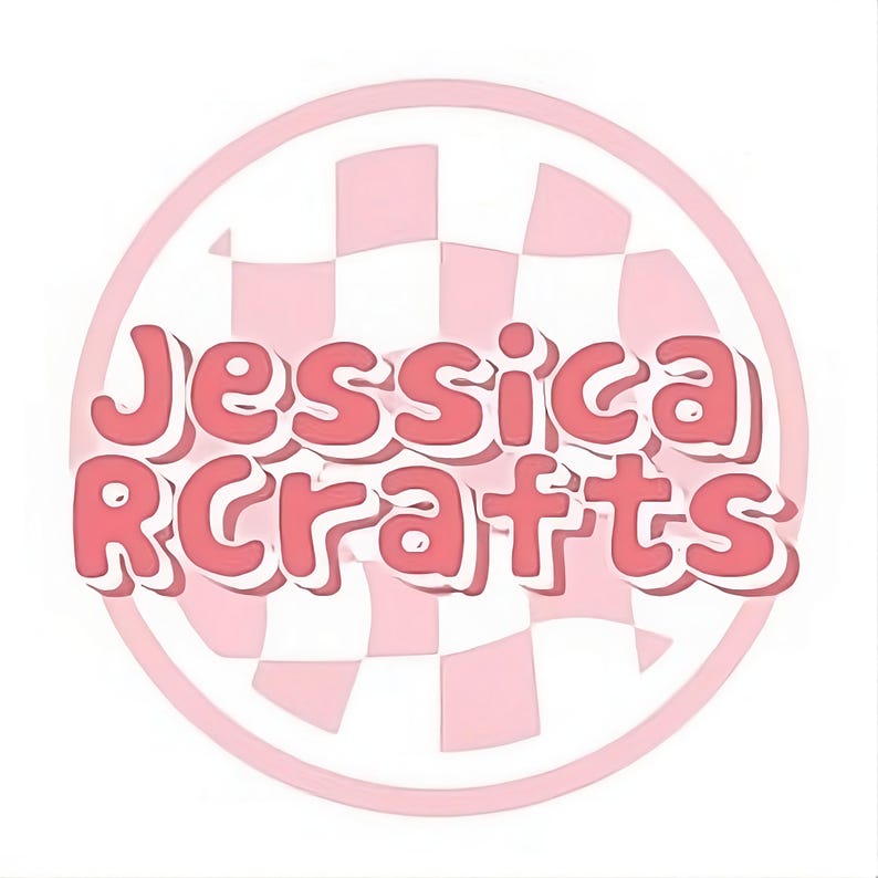 Puede incluir: Un c&iacute;rculo rosa y blanco a cuadros con el texto "Jessica RCrafts" en una fuente rosa en 3D.