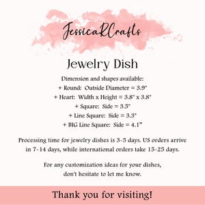 Puede incluir: Un gr&aacute;fico rosa y blanco con el texto "Jessica RCrafts Jewelry Dish" y detalles sobre los diferentes tama&ntilde;os y formas disponibles para la bandeja de joyer&iacute;a. El texto tambi&eacute;n incluye informaci&oacute;n sobre el tiempo de procesamiento y el env&iacute;o.