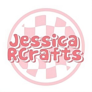 Puede incluir: C&iacute;rculo a cuadros rosa y blanco con el texto "Jessica RCrafts" en estilo 3D.