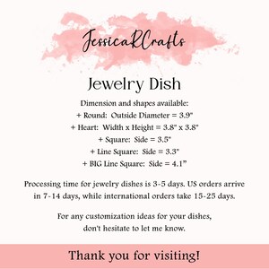 Puede incluir: Un gr&aacute;fico rosa y blanco con el texto "Jessica RCrafts Jewelry Dish" y detalles sobre los diferentes tama&ntilde;os y formas disponibles para la bandeja de joyer&iacute;a. El texto tambi&eacute;n incluye informaci&oacute;n sobre el tiempo de procesamiento y el env&iacute;o.