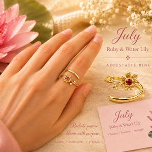 Può includere: Un anello regolabile in oro con un piccolo design a fiore e una pietra rubino rossa centrale. L'anello è mostrato su un dito e anche separatamente accanto a un cartoncino con il testo July Ruby & Water Lily, Radiate passion, bloom with purpose.