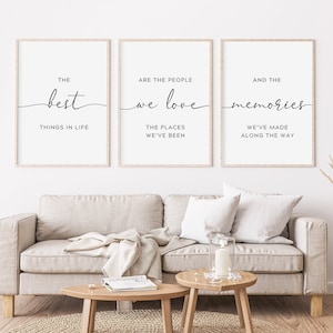 Puede incluir: Tres impresiones enmarcadas con fondos blancos y texto negro. La primera impresión dice "The best things in life". La segunda impresión dice "Are the people we love, the places we've been". La tercera impresión dice "And the memories we've made along the way".