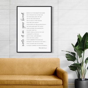 Pu&ograve; includere: Una stampa tipografica in bianco e nero con una citazione su come sfruttare al meglio ogni giorno. La citazione recita: "Scrivilo sul tuo cuore che ogni giorno &egrave; il giorno migliore dell'anno. &Egrave; ricco chi possiede il giorno. E nessuno possiede il giorno che permette che sia invaso da preoccupazioni e ansia. Termina ogni giorno e dimenticatelo. Hai fatto quello che potevi. Alcuni errori e assurdit&agrave;, senza dubbio, si sono insinuati. Dimenticali il prima possibile. Domani &egrave; un nuovo giorno: Inizia bene e serenamente, con uno spirito troppo elevato per essere appesantito dalle tue vecchie sciocchezze. Questo nuovo giorno &egrave; troppo prezioso, con le sue speranze e i suoi inviti, per sprecare un momento sui giorni passati." La citazione &egrave; attribuita a "Ralph Waldo Emerson".