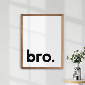 Könnte beinhalten: Ein gerahmter Druck mit weißem Hintergrund und dem Wort "bro." in Schwarz gedruckt.