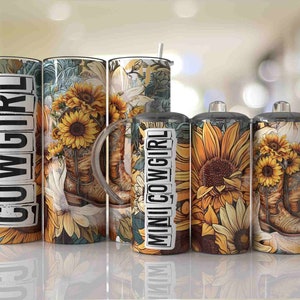 Peut inclure: Quatre gobelets en acier inoxydable avec couvercles. Les gobelets présentent un motif de tournesol et de bottes de cow-boy. Un gobelet porte l'inscription "Go Cowgirl". Un autre gobelet porte l'inscription "Mini Cowgirl".