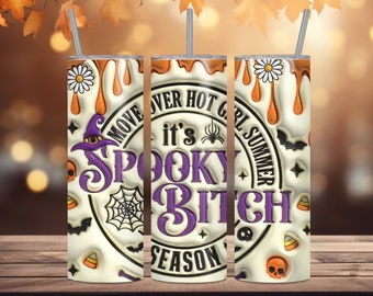 Könnte beinhalten: Drei weiße isolierte Becher mit Halloween-Motiv. Jeder Becher zeigt den lila Schriftzug "It's Spooky Bitch Season", zusammen mit Hexenhüten, Spinnen und Zuckermais. Die Becher haben einen silbernen Strohhalm.
