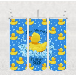 Puede incluir: Un vaso azul con un patrón de patos de goma amarillos y el texto "Querido Autocorrector, Nunca es DUCK."