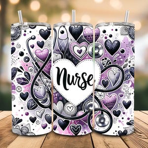 Könnte beinhalten: Ein weißer Edelstahlbecher mit einem lila und schwarzen Design mit Herzen, Wirbeln und einem Stethoskop. Das Wort "Nurse" ist in einem weißen Herzen geschrieben.