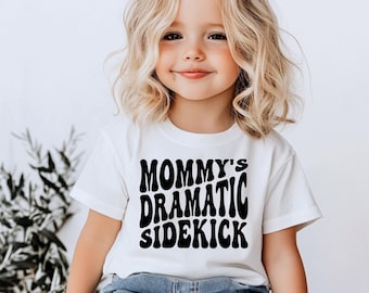 Mammas dramatiska sidekick barnskjorta, roliga barnskjortor, sidekick-skjortor för barn, trendig barnskjorta, rolig småbarnskjorta