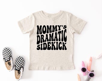 Mammas dramatiska sidekick barnskjorta, roliga barnskjortor, sidekick-skjortor för barn, trendig barnskjorta, rolig småbarnskjorta