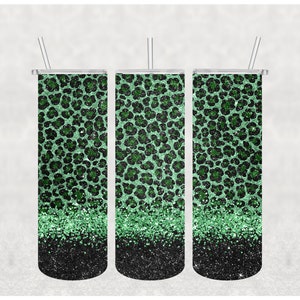 Puede incluir: Tres vasos de acero inoxidable con un diseño de estampado de leopardo verde y negro con purpurina. Los vasos tienen tapas y pajitas.
