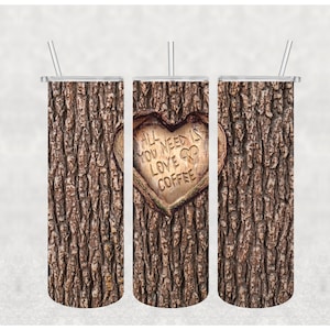 Puede incluir: Tres vasos de acero inoxidable con diseño de corteza de árbol. El vaso del centro tiene un corazón tallado en la corteza con el texto "All you need is love & coffee" dentro del corazón.
