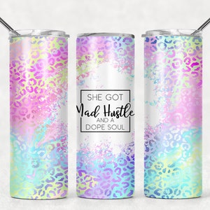 Può includere: Tre bicchieri in acciaio inossidabile con sfondo bianco e un design a stampa leopardata colorata. Il bicchiere centrale ha il testo "She got Mad Hustle and a Dope Soul" in un rettangolo nero.