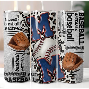 Könnte beinhalten: Drei Baseball-Becher mit silbernem Glitzer, Baseballhandschuhen und dem Wort "Baseball" wiederholt. Ein Becher zeigt einen Baseball und die Buchstaben "M" in Blau mit roter Umrandung. Jeder Becher hat einen weißen Strohhalm.