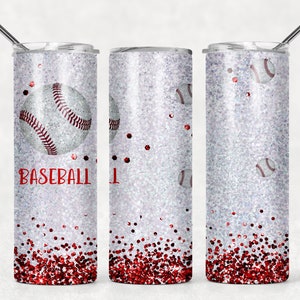 Puede incluir: Tres vasos de acero inoxidable con acabado de purpurina blanca y detalles de purpurina roja. Los vasos presentan un diseño de béisbol con la palabra "Baseball" impresa en uno de los vasos.